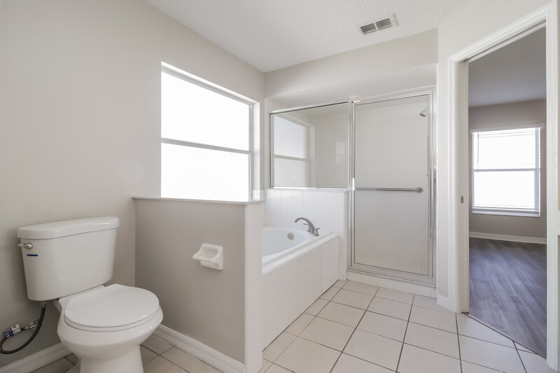 2,350/Mo, 310 Seville Pointe Ave Orlando, FL 32807 Main Bathroom View 2