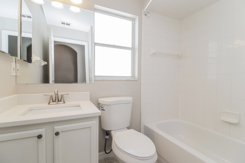 2,350/Mo, 310 Seville Pointe Ave Orlando, FL 32807 Bathroom View