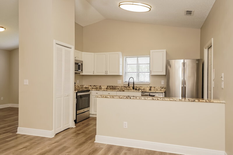 2,045/Mo, 634 Monroe Harbor Pl Sanford, FL 32773 Kitchen View 2