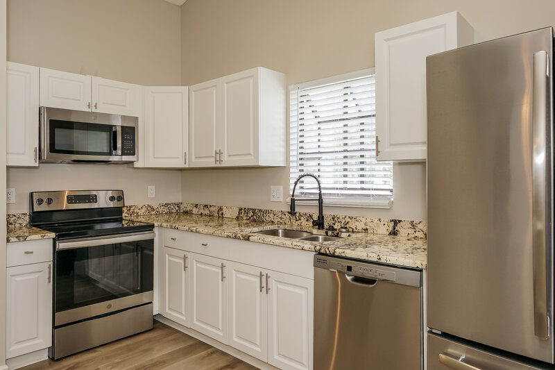 2,045/Mo, 634 Monroe Harbor Pl Sanford, FL 32773 Kitchen View 3