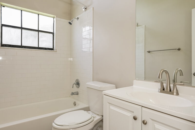 2,045/Mo, 634 Monroe Harbor Pl Sanford, FL 32773 Main Bathroom View