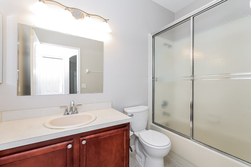 2,470/Mo, 2103 The Oaks Blvd Kissimmee, FL 34746 Bathroom View