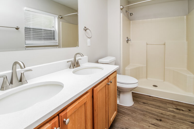 2,245/Mo, 750 E Franklin St Oviedo, FL 32765 Main Bathroom View