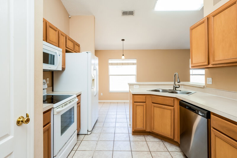 2,180/Mo, 10449 Lake Hasson Cir Clermont, FL 34711 Kitchen View 2