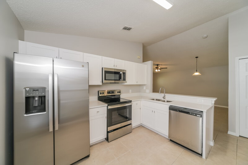2,295/Mo, 326 Daniels Pointe Dr Winter Garden, FL 34787 Kitchen View 2