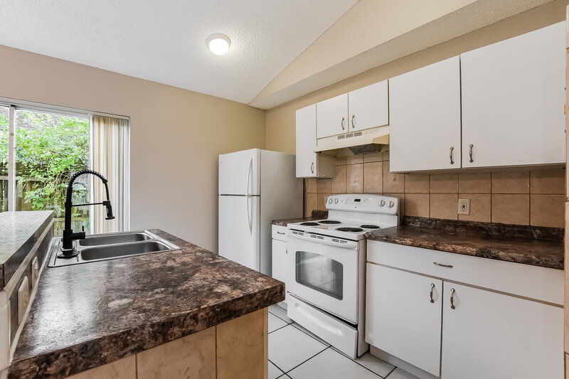 2,570/Mo, 160 Gleason Cv Sanford, FL 32773 Kitchen View 2