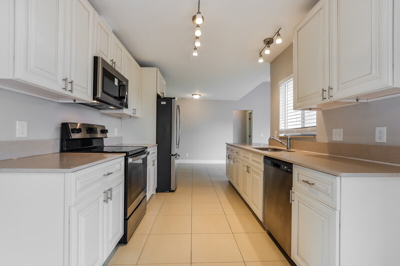 2,355/Mo, 8431 Alveron Ave Orlando, FL 32817 Kitchen View