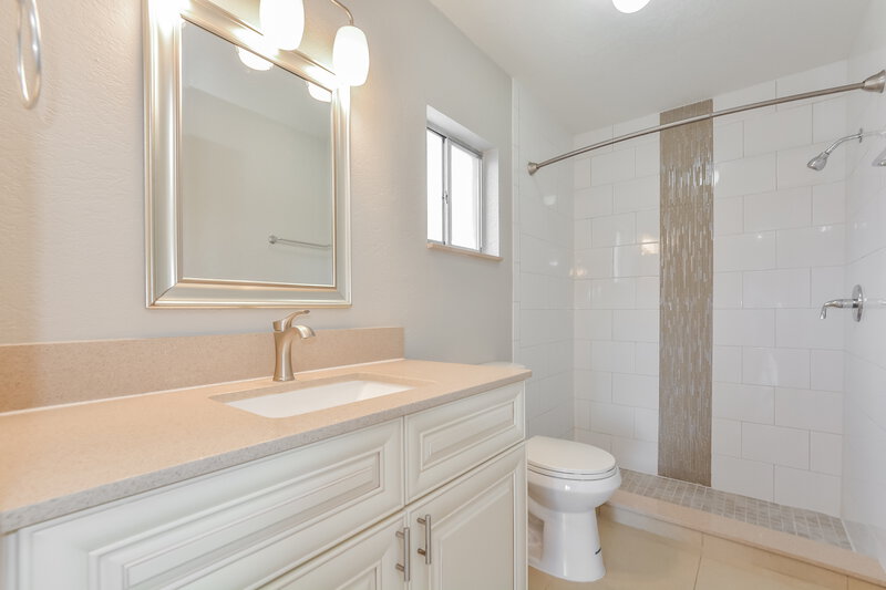 2,355/Mo, 8431 Alveron Ave Orlando, FL 32817 Main Bathroom View