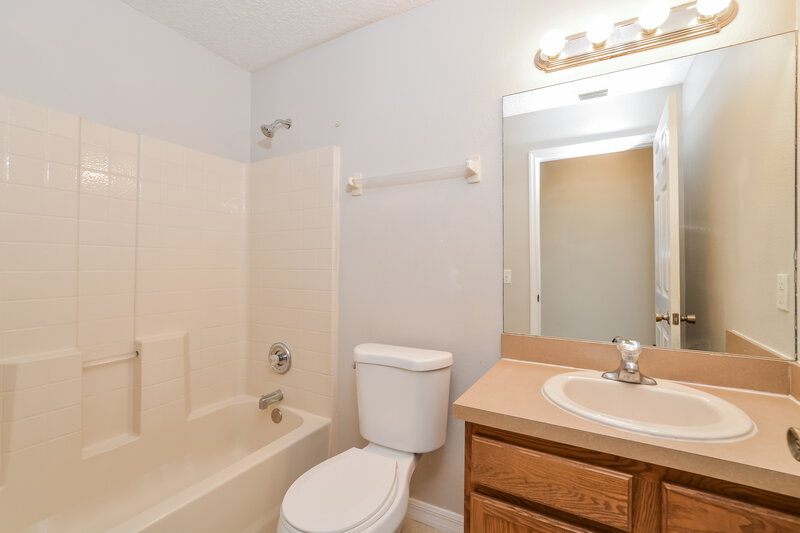 1,825/Mo, 31074 Lochmore Cir Sorrento, FL 32776 Bathroom View
