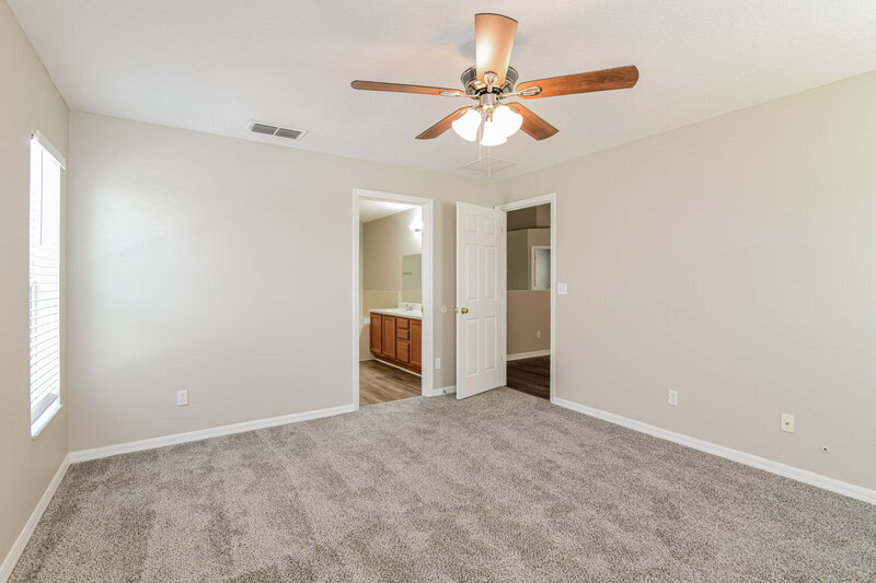 2,015/Mo, 2055 Newtown Rd Groveland, FL 34736 Main Bedroom View 2