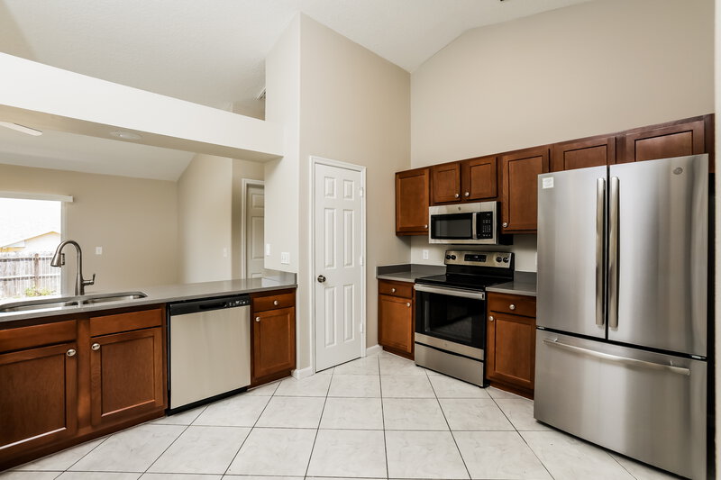 2,440/Mo, 371 Snowshoe Ct Orlando, FL 32835 Kitchen View 2