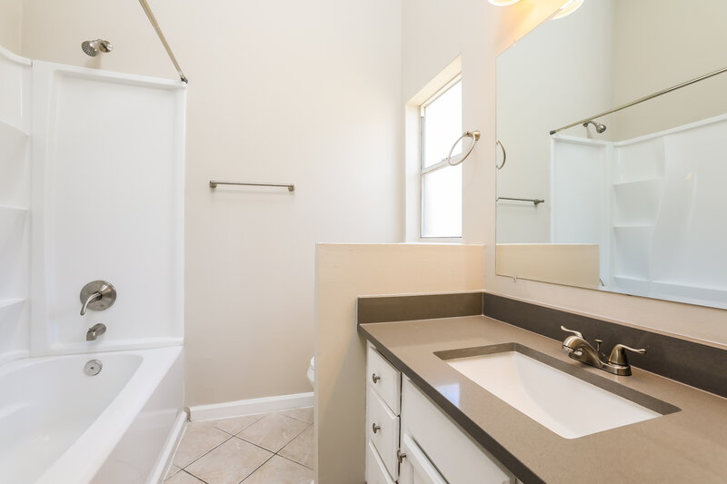 2,440/Mo, 371 Snowshoe Ct Orlando, FL 32835 Main Bathroom View