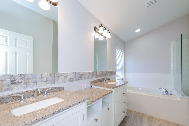 3,430/Mo, 5438 Bryce Canyon Dr Kissimmee, FL 34758 Main Bathroom View