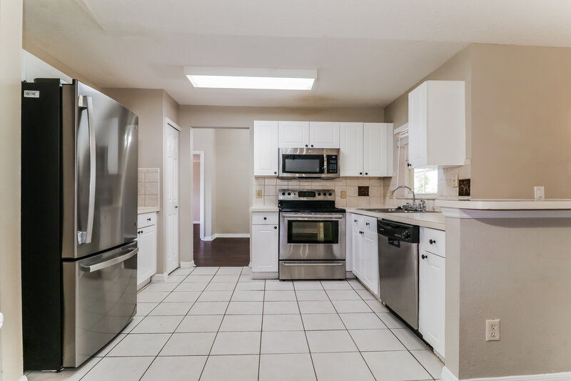 2,245/Mo, 710 Armadillo Dr Deltona, FL 32725 Kitchen View
