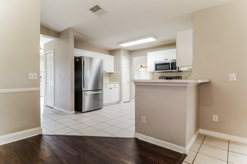 2,245/Mo, 710 Armadillo Dr Deltona, FL 32725 Kitchen View 2