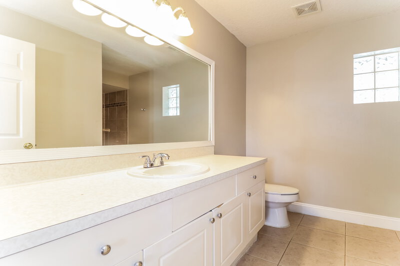 2,245/Mo, 710 Armadillo Dr Deltona, FL 32725 Main Bathroom View