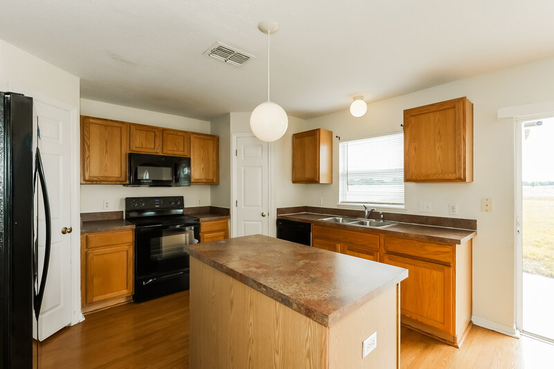 1,760/Mo, 177 Vista View Ave Eagle Lake, FL 33839 Kitchen View 2