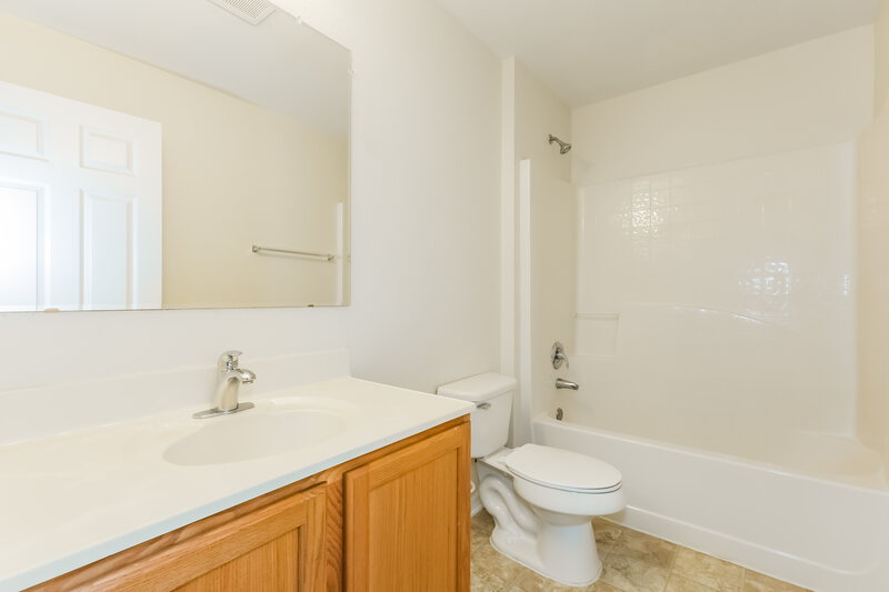 1,760/Mo, 177 Vista View Ave Eagle Lake, FL 33839 Bathroom View