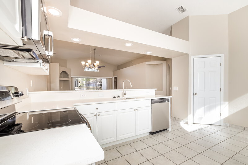 2,285/Mo, 2200 Blackhawk St Clermont, FL 34714 Kitchen View 2