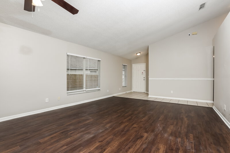 2,500/Mo, 13709 Valleybrooke Ln Orlando, FL 32826 Living Room View 2