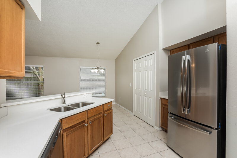 2,500/Mo, 13709 Valleybrooke Ln Orlando, FL 32826 Kitchen View 2