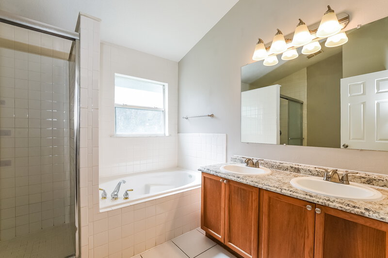 2,475/Mo, 13709 Valleybrooke Ln Orlando, FL 32826 Main Bathroom View