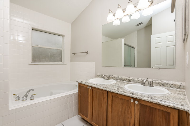 2,500/Mo, 13709 Valleybrooke Ln Orlando, FL 32826 Main Bathroom View
