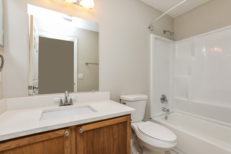 2,500/Mo, 13709 Valleybrooke Ln Orlando, FL 32826 Bathroom View