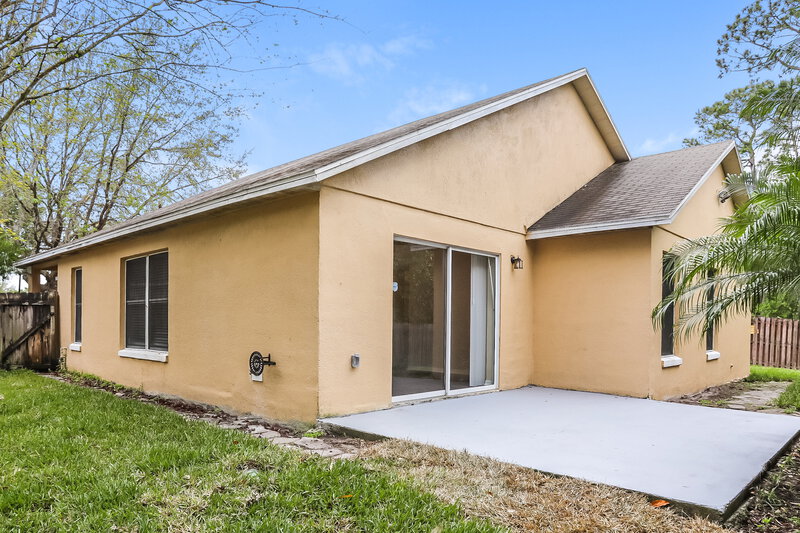 2,500/Mo, 13709 Valleybrooke Ln Orlando, FL 32826 Rear View