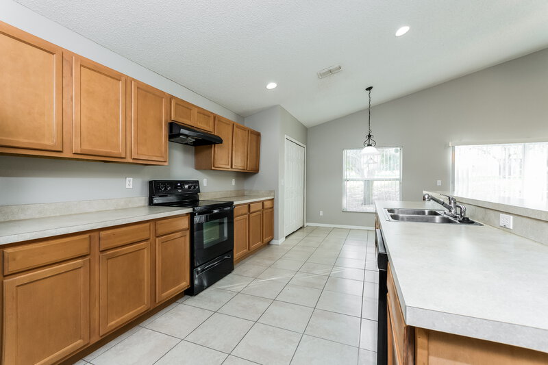 1,860/Mo, 1090 Bluegrass Dr Groveland, FL 34736 Kitchen View 2