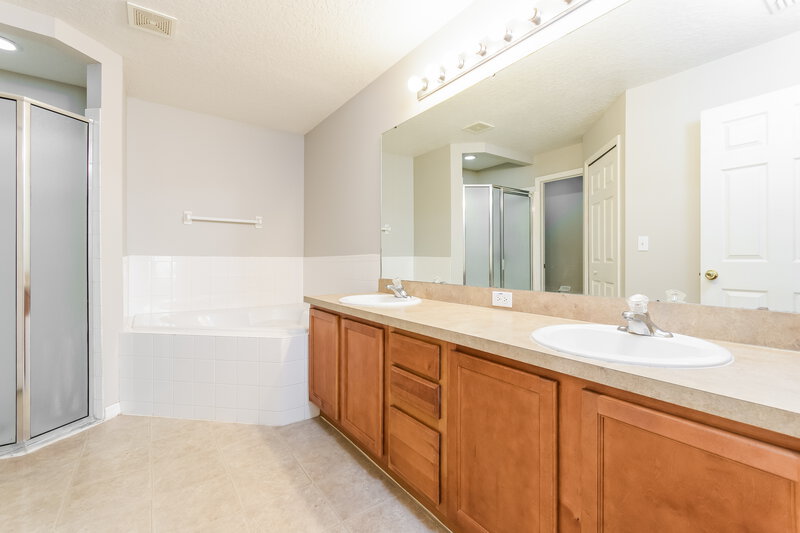 1,860/Mo, 1090 Bluegrass Dr Groveland, FL 34736 Main Bathroom View