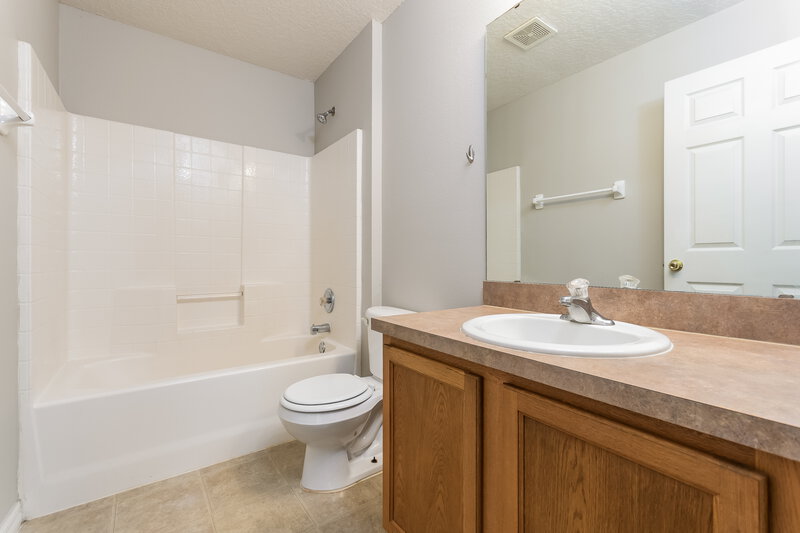 1,860/Mo, 1090 Bluegrass Dr Groveland, FL 34736 Bathroom View