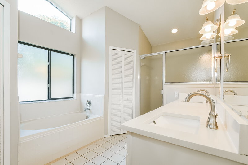 2,395/Mo, 3304 S St Lucie Dr Casselberry, FL 32707 Main Bathroom View