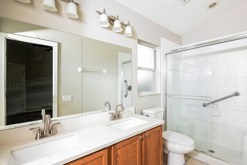 2,380/Mo, 2845 Oak Shore Rd Oviedo, FL 32766 Main Bathroom View