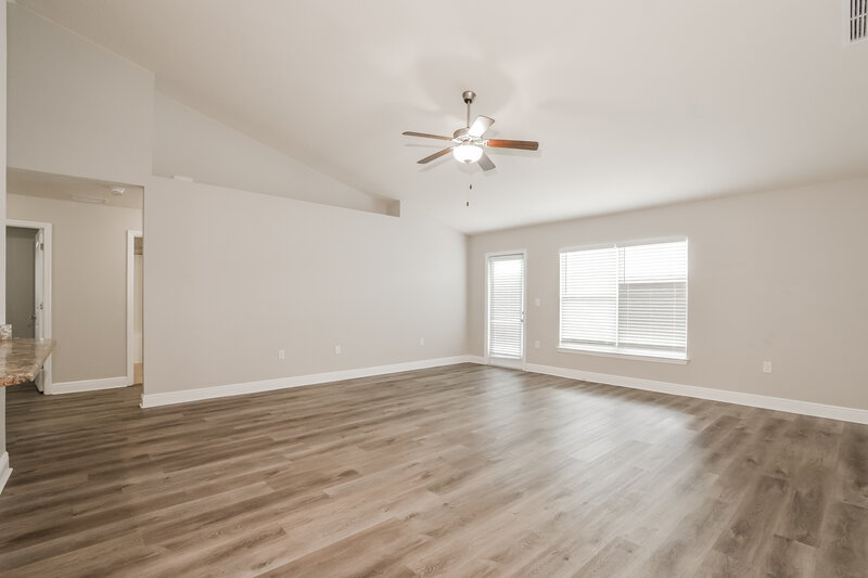 1,975/Mo, 509 Edith Dr Fruitland Park, FL 34731 Living Room View 2