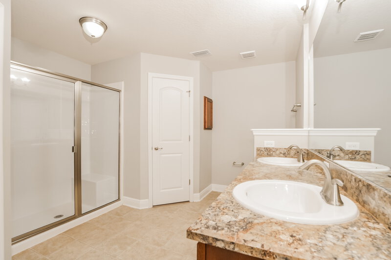 1,975/Mo, 509 Edith Dr Fruitland Park, FL 34731 Main Bathroom View