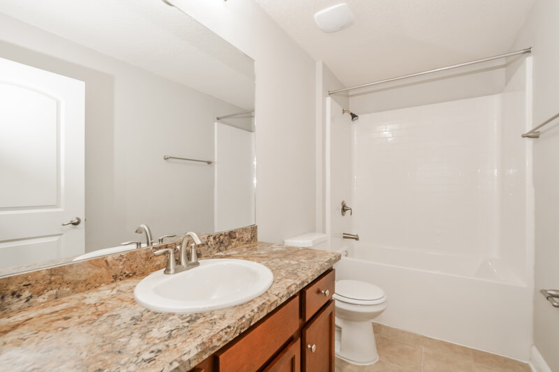 1,975/Mo, 509 Edith Dr Fruitland Park, FL 34731 Bathroom View