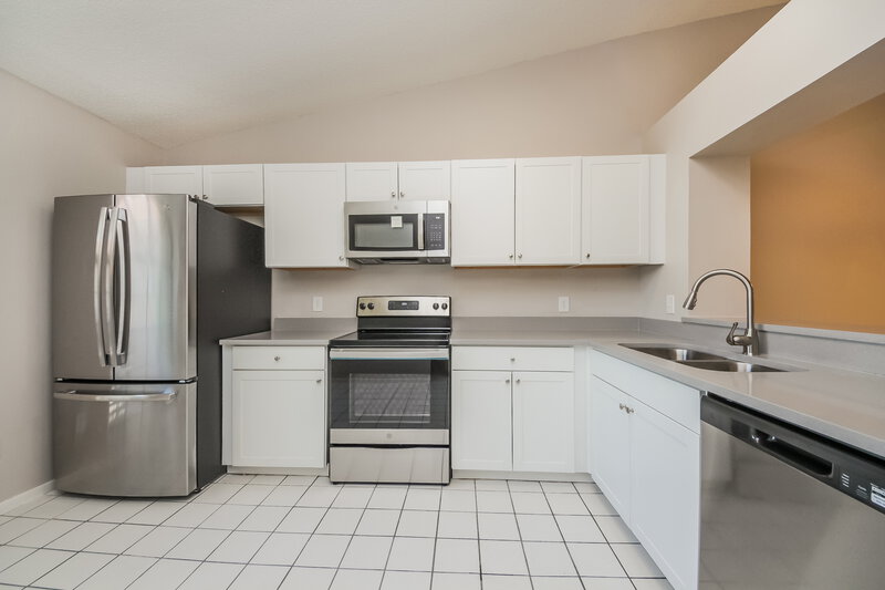 3,310/Mo, 2468 Albaca Dr Orlando, FL 32837 Kitchen View 2