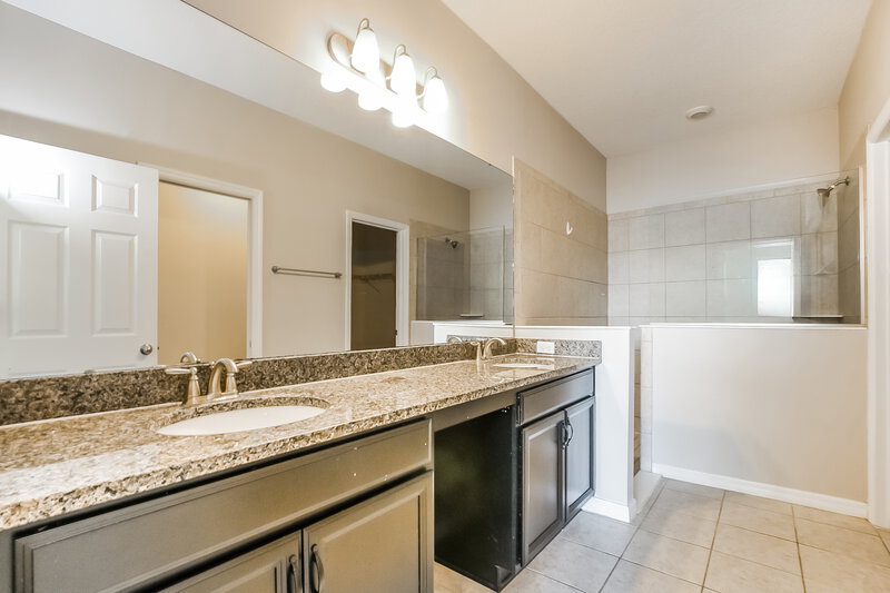 1,920/Mo, 1016 Atlantic Ave Fruitland Park, FL 34731 Main Bathroom View