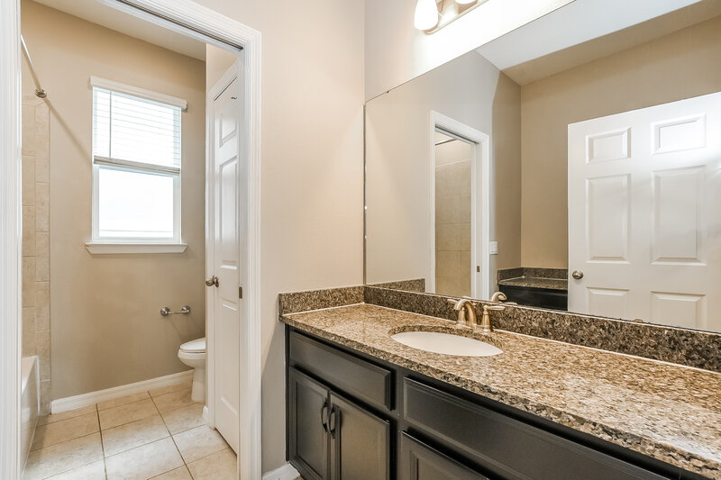 1,920/Mo, 1016 Atlantic Ave Fruitland Park, FL 34731 Bathroom View