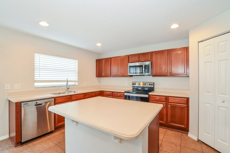 1,935/Mo, 1729 Strathmore Cir Mount Dora, FL 32757 Kitchen View 2