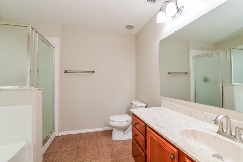1,935/Mo, 1729 Strathmore Cir Mount Dora, FL 32757 Main Bathroom View