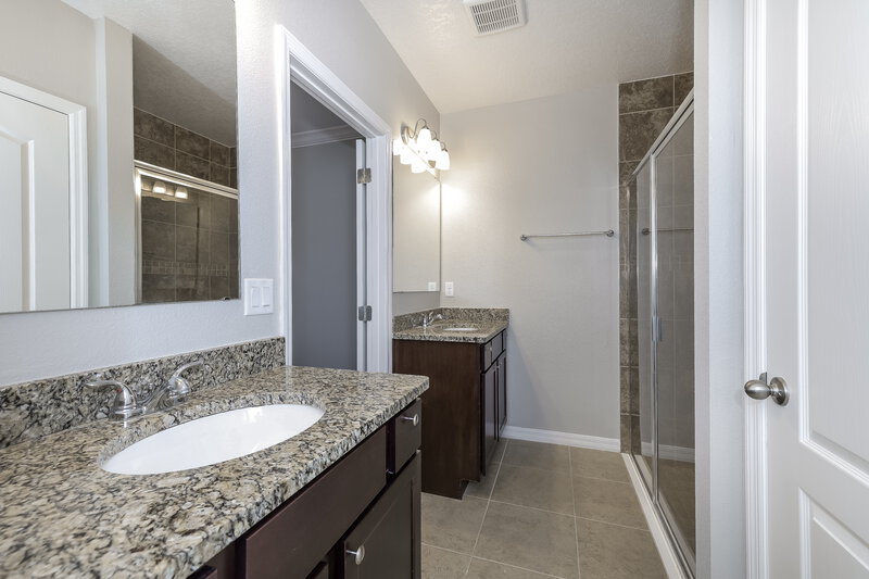 2,200/Mo, 2270 Canyon Breeze Ave Kissimmee, FL 34746 Main Bathroom View