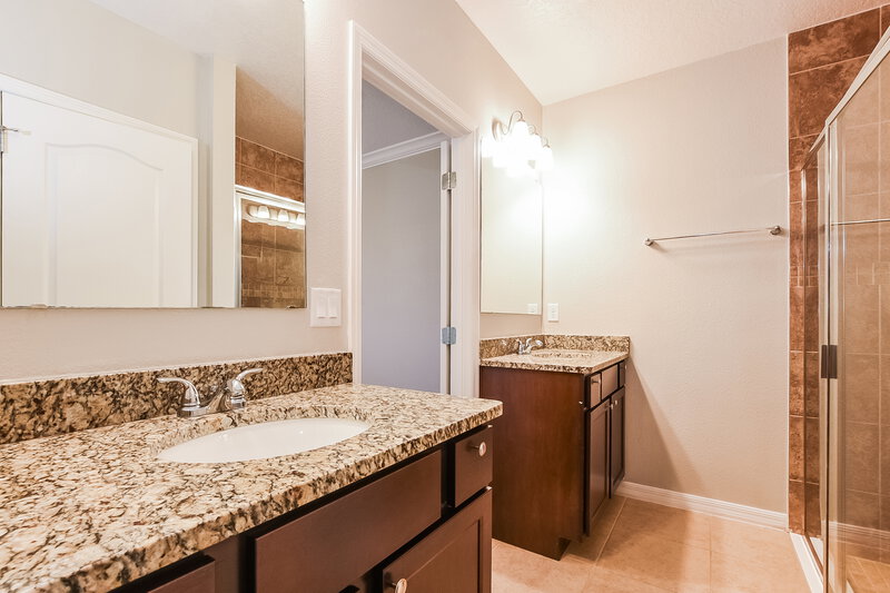 2,050/Mo, 2270 Canyon Breeze Ave Kissimmee, FL 34746 Main Bathroom View