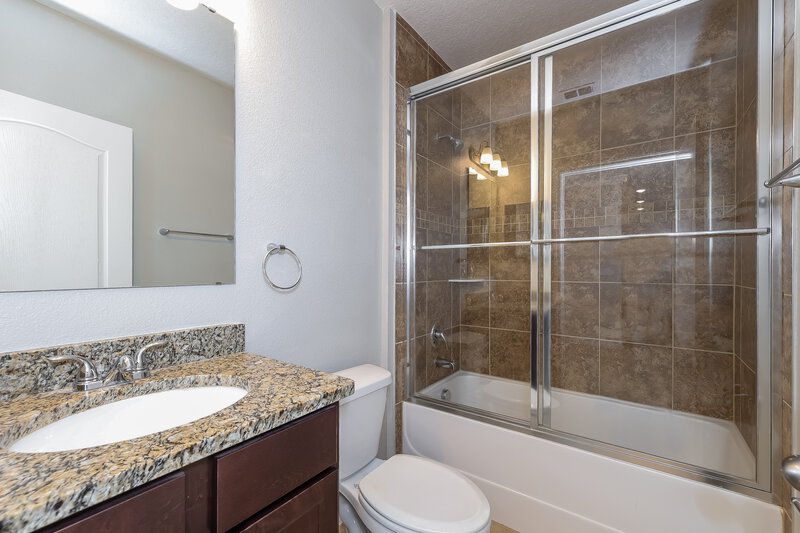 2,200/Mo, 2270 Canyon Breeze Ave Kissimmee, FL 34746 Bathroom View