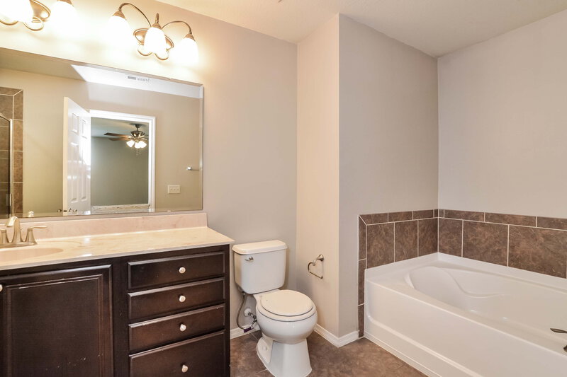 2,335/Mo, 2857 Breezy Meadow Rd Apopka, FL 32712 Main Bathroom View