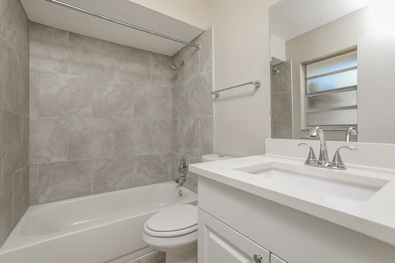 2,440/Mo, 1448 La Paloma Cir Winter Springs, FL 32708 Main Bathroom View