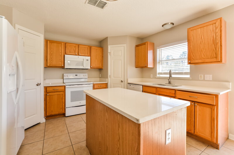 2,250/Mo, 1626 Sterns Dr Leesburg, FL 34748 Kitchen View 2
