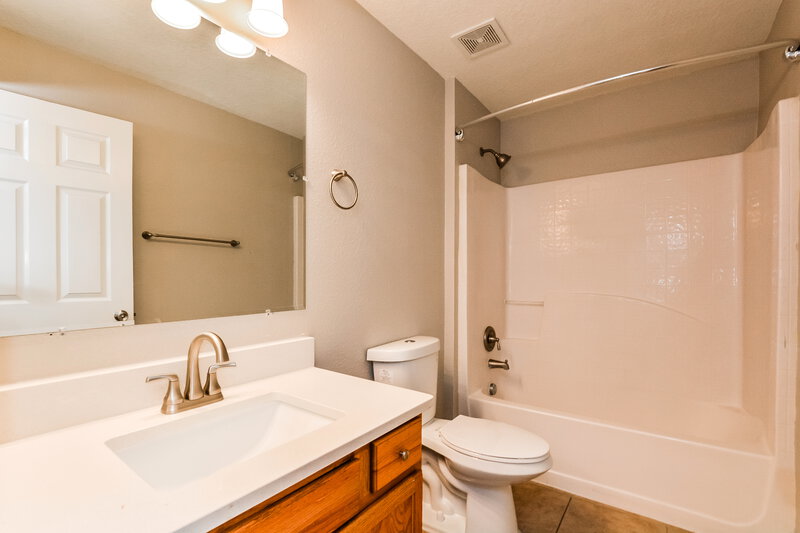 2,250/Mo, 1626 Sterns Dr Leesburg, FL 34748 Main Bathroom View 2