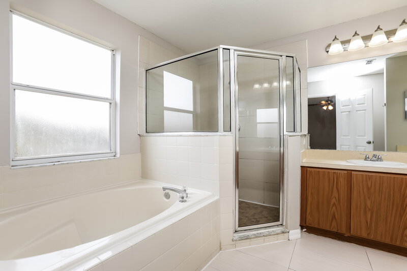 2,240/Mo, 140 Aurora Ln Kissimmee, FL 34758 Main Bathroom View